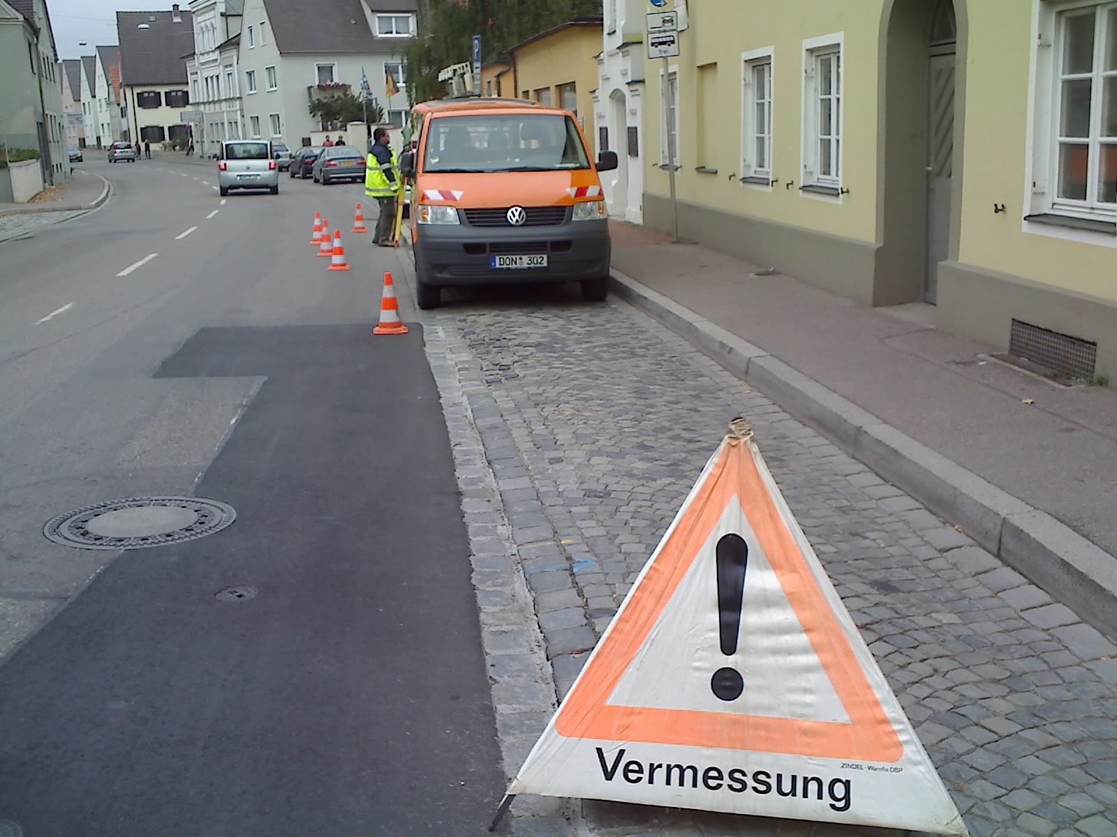 Außendienst am ADBV - Dienstwagen am Straßenrand Außendienst am ADBV - Dienstwagen am Straßenrand